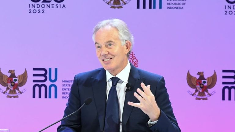 Βρετανία: Ο Τόνι Μπλερ συνιστά στους Εργατικούς σκληρή γραμμή στο μεταναστευτικό
