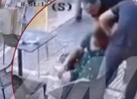 Πλατεία Βικτωρίας: Η στιγμή της αιματηρής επίθεσης του πεθερού στον γαμπρό του [vid]