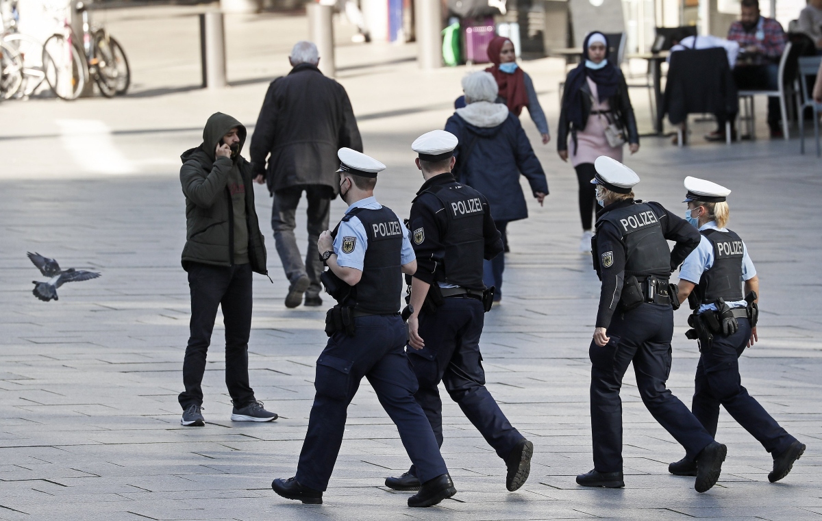 Άνδρας επιτέθηκε σε διερχόμενους στη Γερμανία – Νεκρός από πυρά αστυνομικών