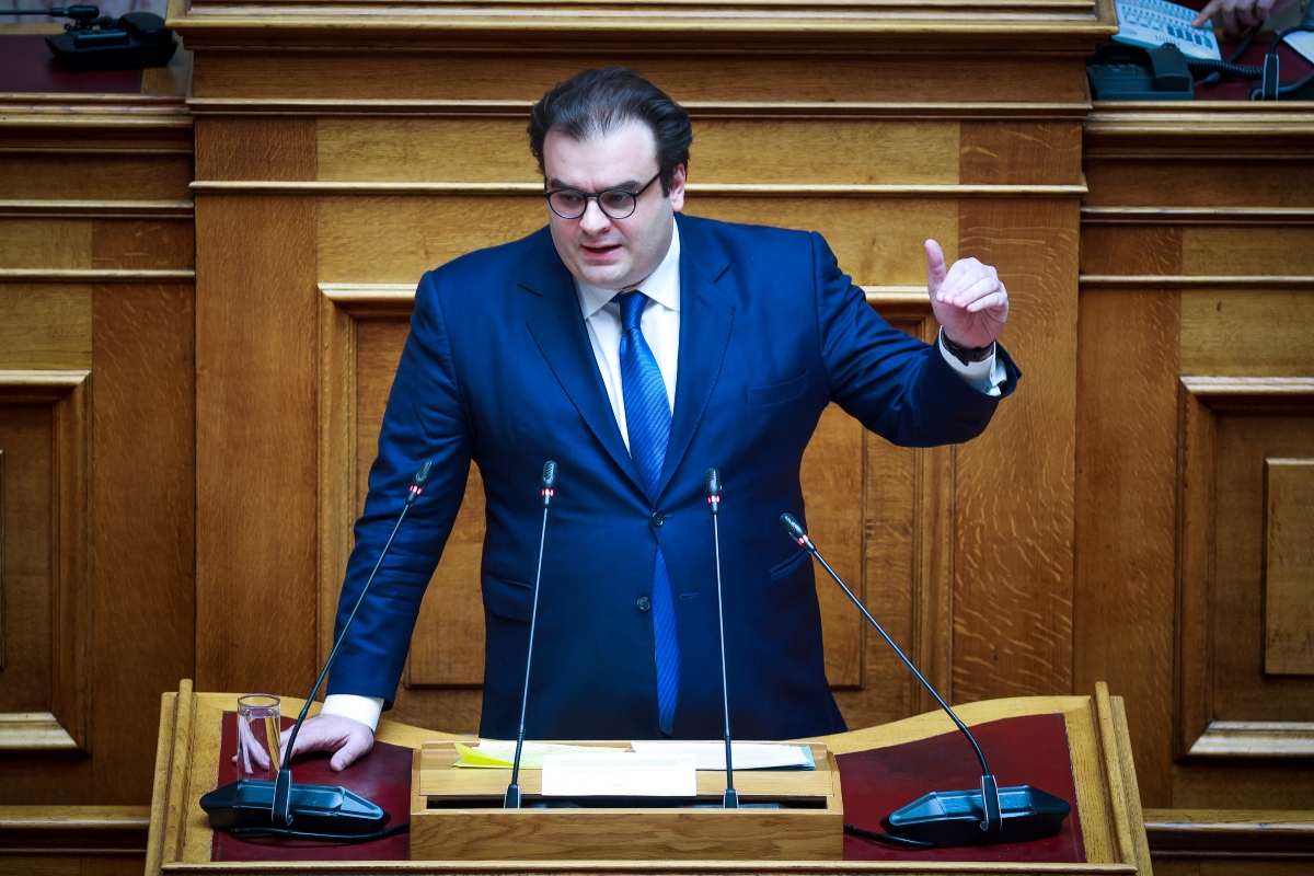 Πιερρακάκης: Φέτος κάναμε 10.000 μόνιμους διορισμούς – Τι είπε για κινητά και απουσίες [vid]