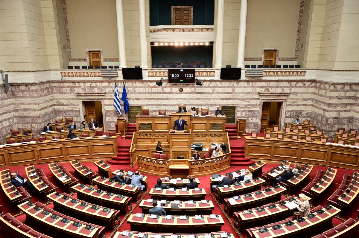 Μεγαλώνει το χάσμα κοινωνίας – κομμάτων