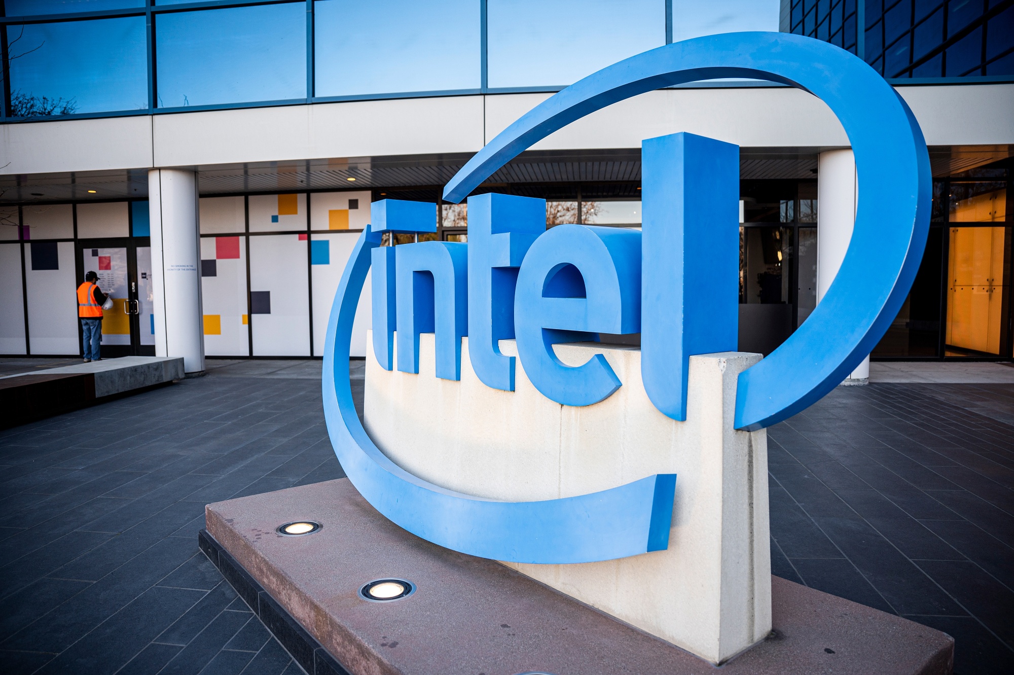 Σε περιδίνηση η Intel, ανακοίνωσε ότι απολύει 18 χιλιάδες υπαλλήλους της