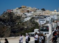 Η κυβέρνηση εξετάζει μοντέλο Βενετίας για τη Σαντορίνη – Τι θα προβλέπει για τον υπερτουρισμό