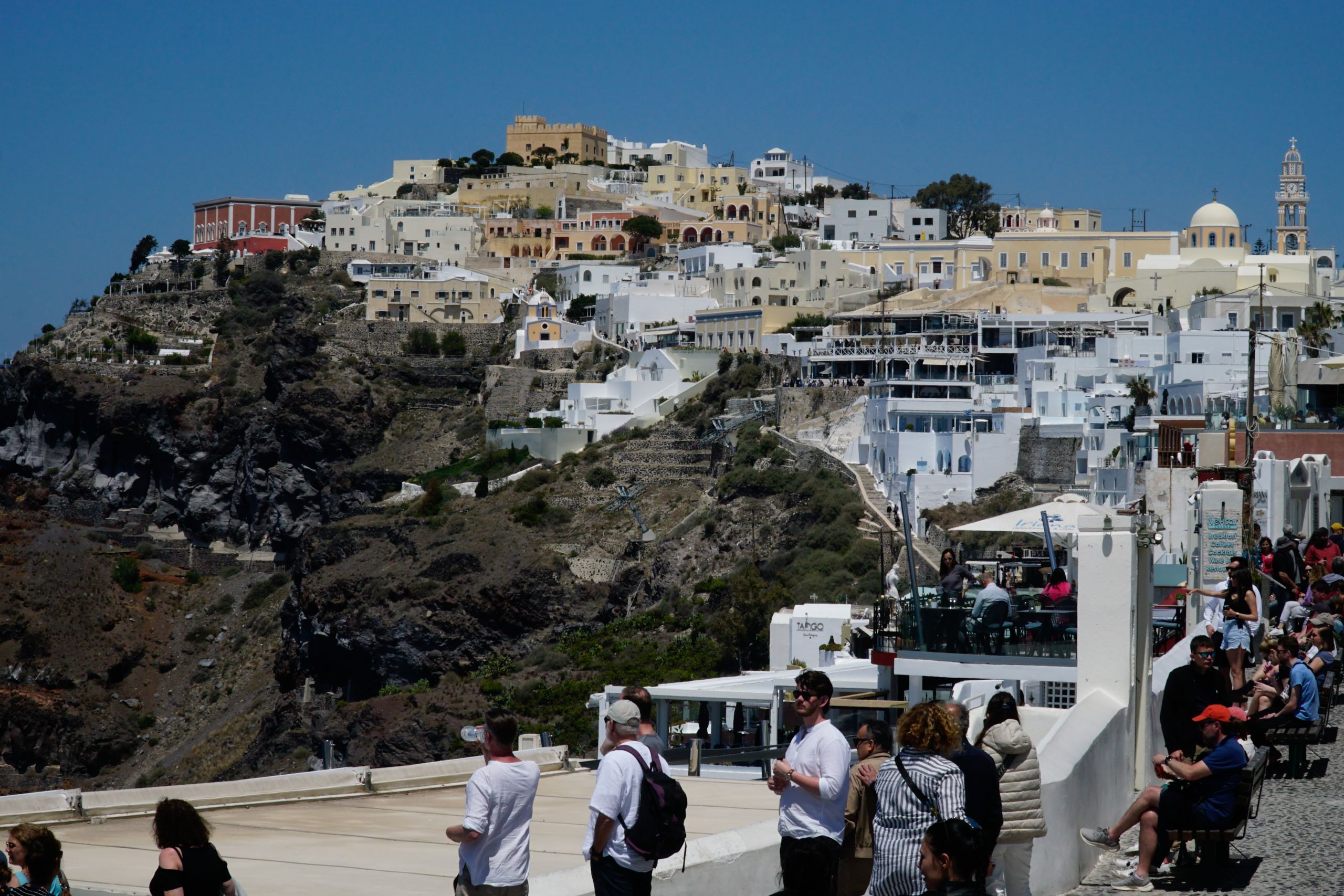 Η κυβέρνηση εξετάζει μοντέλο Βενετίας για τη Σαντορίνη – Τι θα προβλέπει για τον υπερτουρισμό