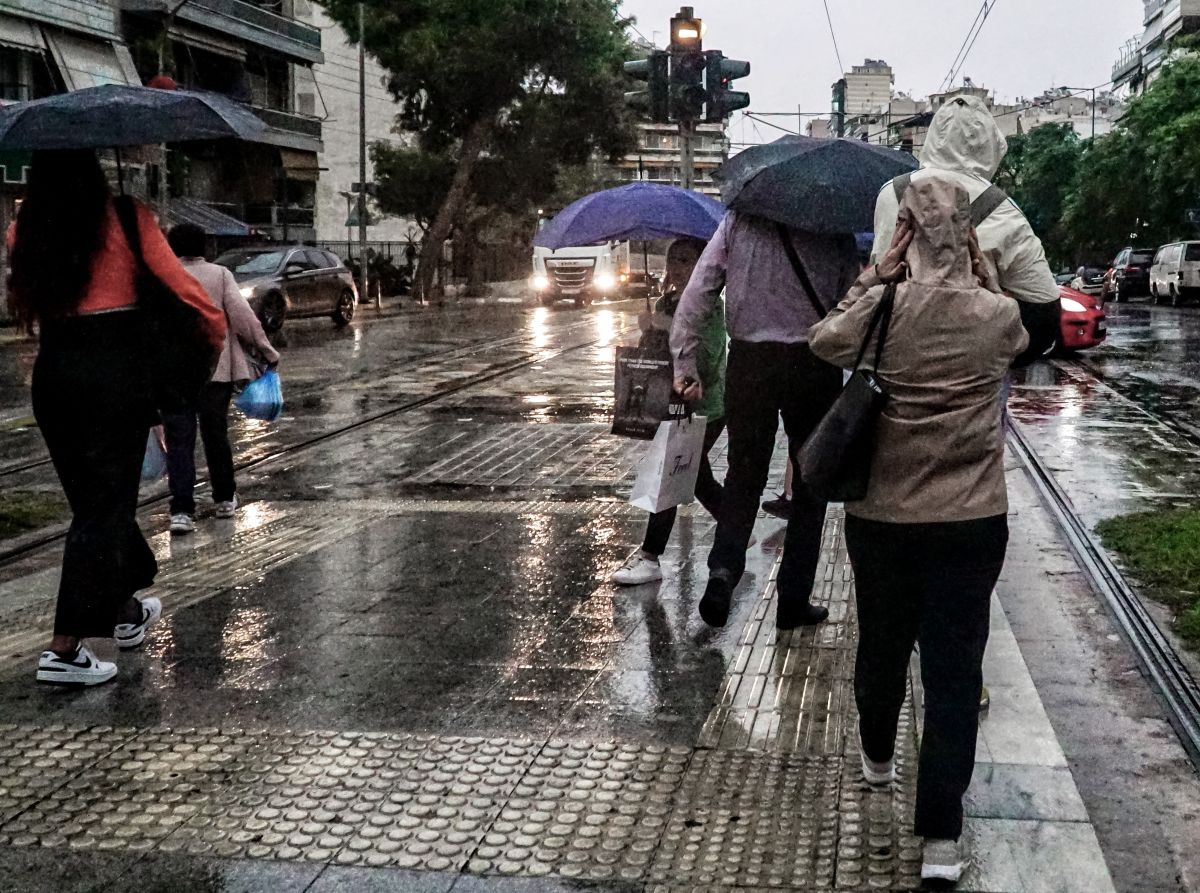 Η κακοκαιρία έφτασε στην Αττική: Διακοπές ρεύματος και κεραυνοί [vid]