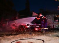 Υπό έλεγχο η φωτιά σε μάντρα στους Αγίους Αναργύρους – Κάηκαν αυτοκίνητα