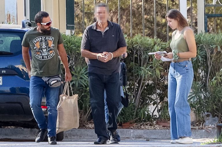 Στον ανακριτή ο καθηγητής του Παντείου που έχει συλληφθεί για τις φωτιές στη Βάρη