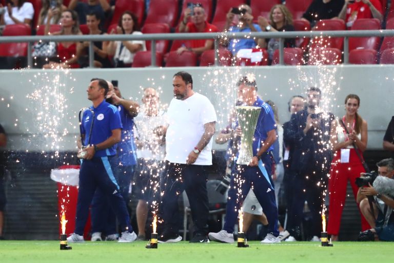 Ολυμπιακός: Συγκινητική στιγμή! Μεντιλίμπαρ και Συλαϊδόπουλος με τις κούπες στο Καραϊσκάκη