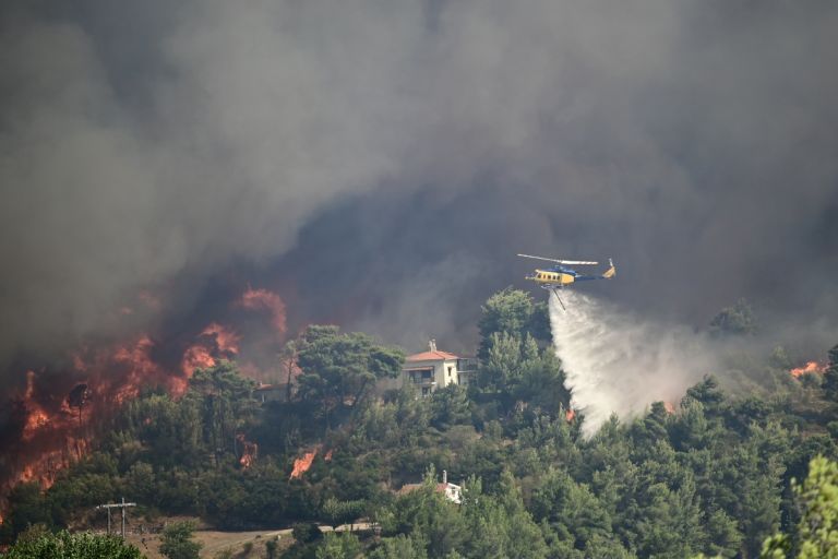 Φωτιά στον Βαρνάβα Αττικής -Καίει κοντά σε σπίτια, εκκενώνονται οικισμοί [vid]
