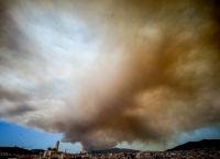 Αποπνικτική η ατμόσφαιρα στην Αττική λόγω της πυρκαγιάς στον Βαρνάβα