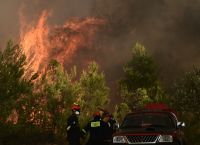 Εκτός ελέγχου η φωτιά στον Βαρνάβα: Φλόγες 25 μέτρων και άνεμοι 8 μποφόρ–Εκκενώνονται Σταμάτα και Γραμματικό