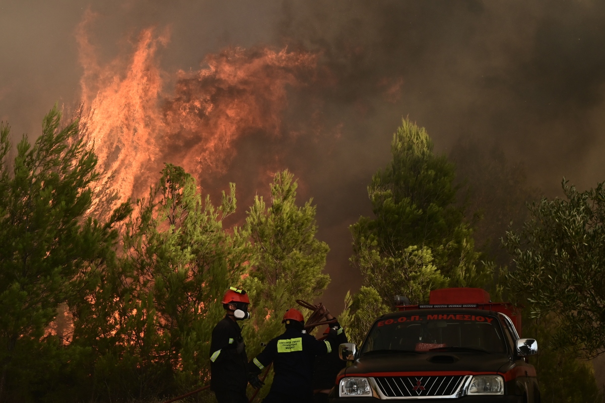 Εκτός ελέγχου η φωτιά στον Βαρνάβα: Φλόγες 25 μέτρων και άνεμοι 8 μποφόρ–Εκκενώνονται Σταμάτα και Γραμματικό