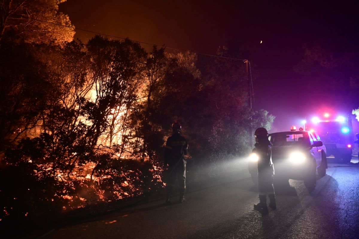 Φωτιά στο Βαρνάβα: Εκκένωση της Ραπεντώσας προς Κηφισιά – Νέο 112