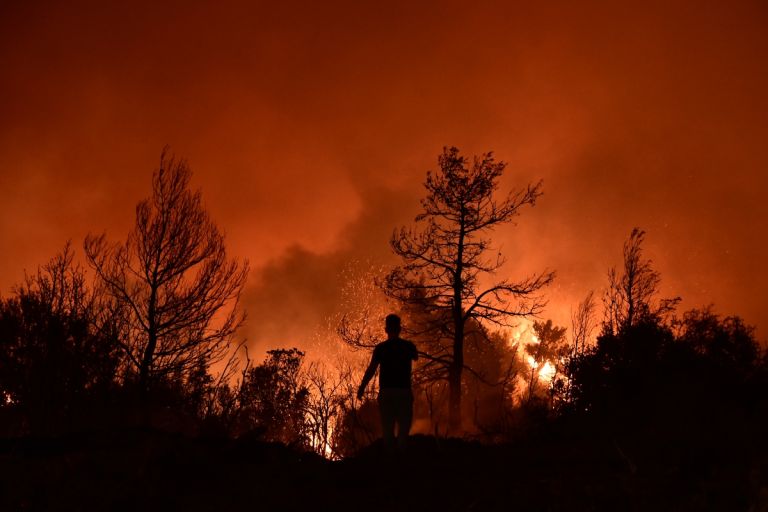 Φωτιά στον Βαρνάβα: Σε ετοιμότητα νοσοκομεία και Κέντρα Υγείας [vid]