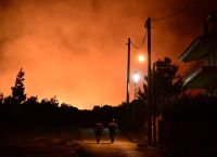 «Ολονύκτια μάχη» με τις φλόγες στον Βαρνάβα: Ανεξέλεγκτο μέτωπο χιλομέτρων- Εκκενώνονται οικισμοί