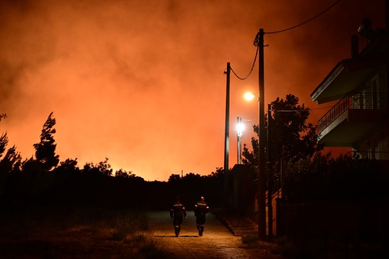 «Ολονύκτια μάχη» με τις φλόγες στον Βαρνάβα: Ανεξέλεγκτο μέτωπο χιλομέτρων- Εκκενώνονται οικισμοί