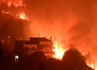 Φωτιά στην Αττική: Αστυνομικοί διασώζουν εγκλωβισμένους από φλεγόμενες περιοχές [vid]