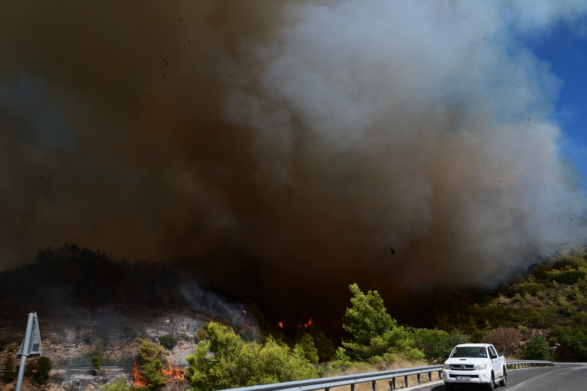 Φωτιά στην Αττική: Εκτροπές κυκλοφορίας από την Τροχαία