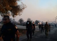 Βριλήσσια: Εκρήξεις σε επιχείρηση με εύφλεκτα υλικά–Ανθρώπινη αλυσίδα για την κατάσβεση της