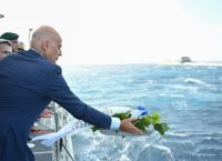Νίκος Δένδιας: Στην Τήνο για τον Δεκαπενταύγουστο – Ρίψη στεφάνου για τους πεσόντες του «Έλλη»