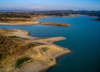 Κίνδυνος λειψυδρίας στην Αττική: Αποκαλύφθηκε βυθισμένο χωριό στη λίμνη του Μόρνου λόγω της χαμηλής στάθμης