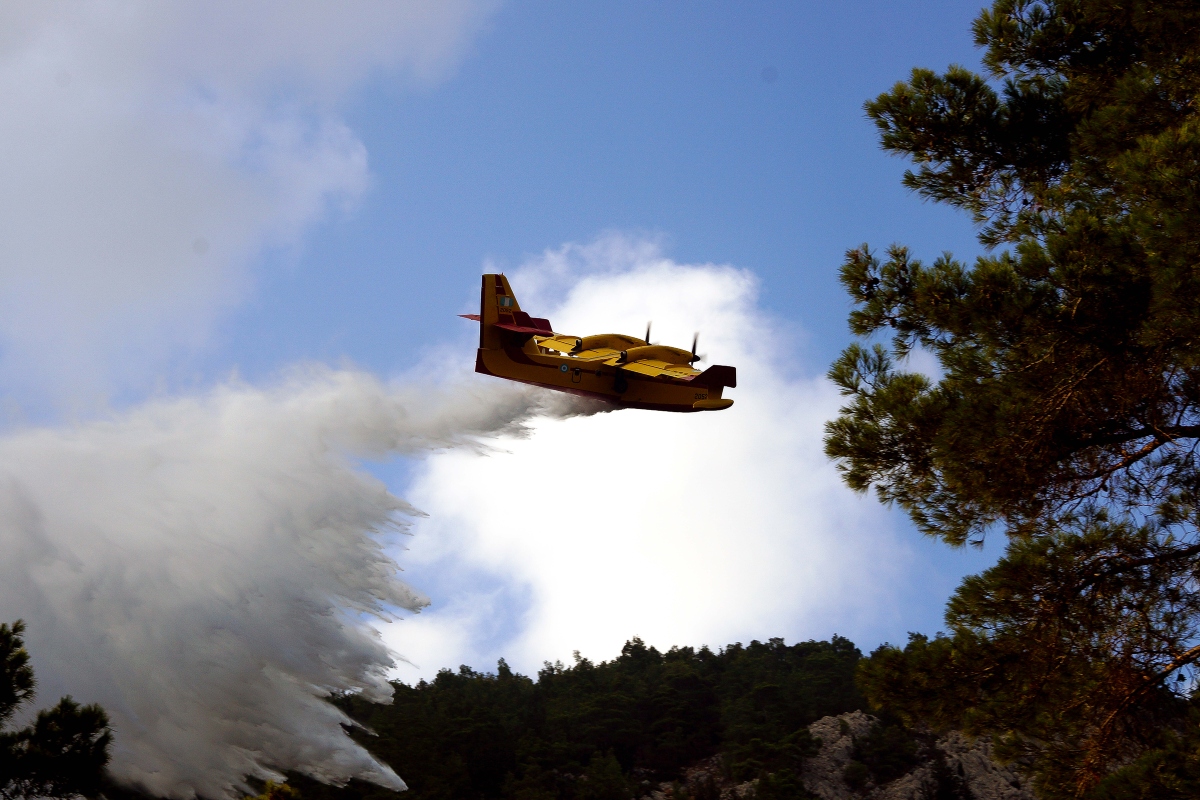 Τραυματισμοί 2 πυροσβεστών στη φωτιά της Ρόδου – Μεταφέρθηκαν στο νοσοκομείο