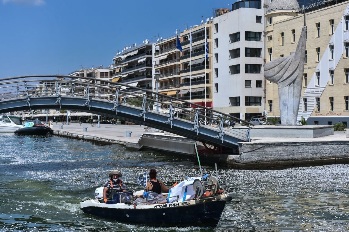 Οι εικόνες με τα νεκρά ψάρια στη θάλασσα στον Βόλο κάνουν τον γύρο του κόσμου –Τα δημοσιεύματα στα διεθνή ΜΜΕ