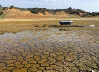 Συναγερμός για τη λειψυδρία: Στερεύει ο Μόρνος-Αναδύονται τα βυθισμένα σπίτια του χωριού Κάλλιο