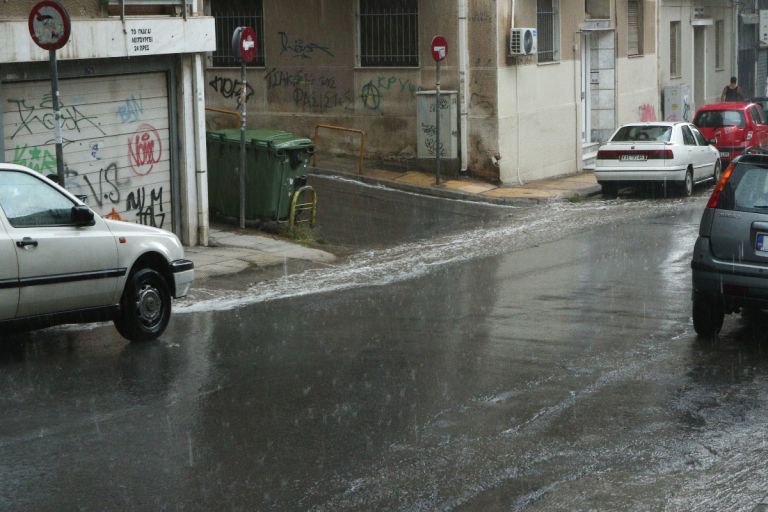 Καιρός: Ισχυρές καταιγίδες, κεραυνοί – Πότε αναμένεται να εξασθενίσουν τα φαινόμενα