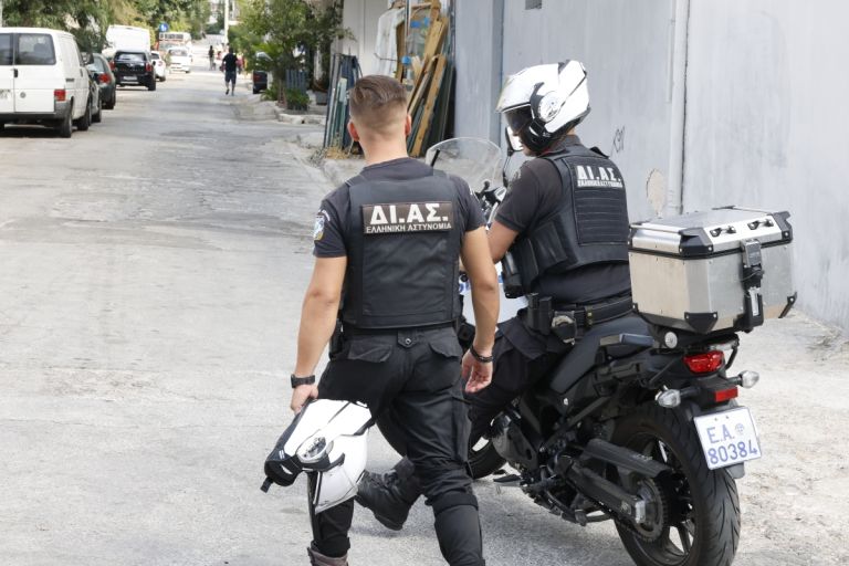 Ταυτοποιήθηκε 27χρονος για το περιστατικό με τις χειροβομβίδες στο Κερατσίνι – Έχει ποινικό παρελθόν [vid]