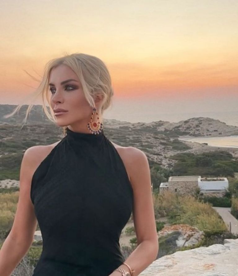 Σε φοβερά κέφια η Κατερίνα Καινούριου! Αυτοτρολάρεται για τη νέα της σχέση [pic]