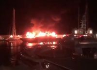 Μαρίνα Ζέας: Πυρκαγιά σε τρία σκάφη, ακούστηκαν και εκρήξεις [vid]