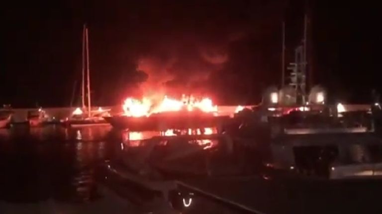 Μαρίνα Ζέας: Πυρκαγιά σε τρία σκάφη, ακούστηκαν και εκρήξεις [vid]