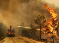 Σε πύρινο κλοιό η Τουρκία: Στις φλόγες ακόμη και πολυώροφες πολυκατοικίες στη Σμύρνη [vid]