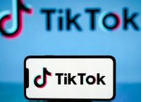 Εξηγώντας το «demure»: Μια σατιρική τάση στο TikTok που πήρε άλλη τροπή