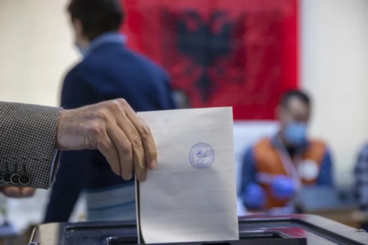 Αυξημένη η συμμετοχή στις εκλογές στην Χειμάρρα – Νέες καταγγελίες για παρατυπίες των αρχών