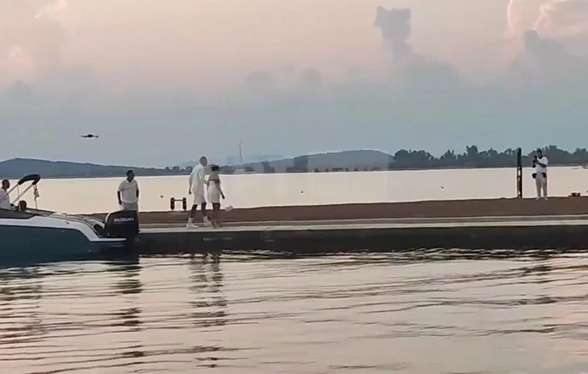 Γάμος Αντετοκούνμπο: Η άφιξη του ζευγαριού στο «All White Party» στο Costa Navarino [vid]