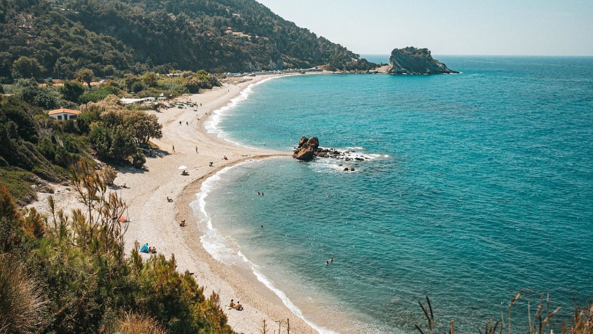 Ερωτοσπηλιά: Η παραλία σε απόσταση ούτε μια ώρα από την Αθήνα με καταγάλανα νερά που αγαπούν τα ζευγαράκια