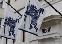 Burberry: Πώς ο βρετανικός κολοσσός έγινε η μεγαλύτερη αποτυχία της μόδας του 2024