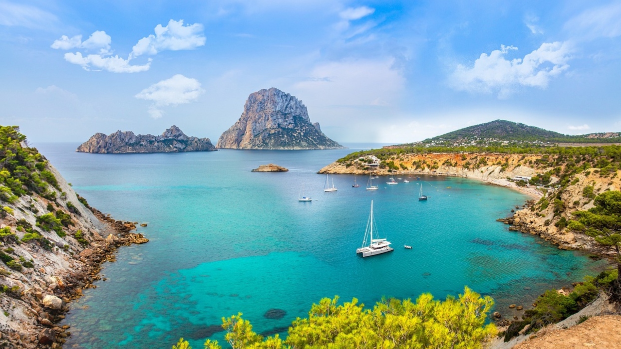 Η Ιμπιζα είναι με διαφορά η χειρότερη: Όριο στο αλκοόλ για τους επιβάτες ζητά ο επικεφαλής της Ryanair
