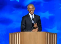 Η χειρονομία του Ομπάμα για την εμμονή του Τραμπ με τα «μεγέθη» που ξεσήκωσε τους Δημοκρατικούς