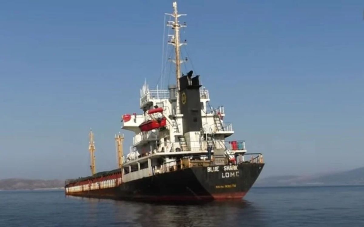 Κάλυμνος: Πάνω από 10 μήνες εγκαταλελειμμένο φορτηγό πλοίο στις ακτές – Απειλή περιβαλλοντικής καταστροφής