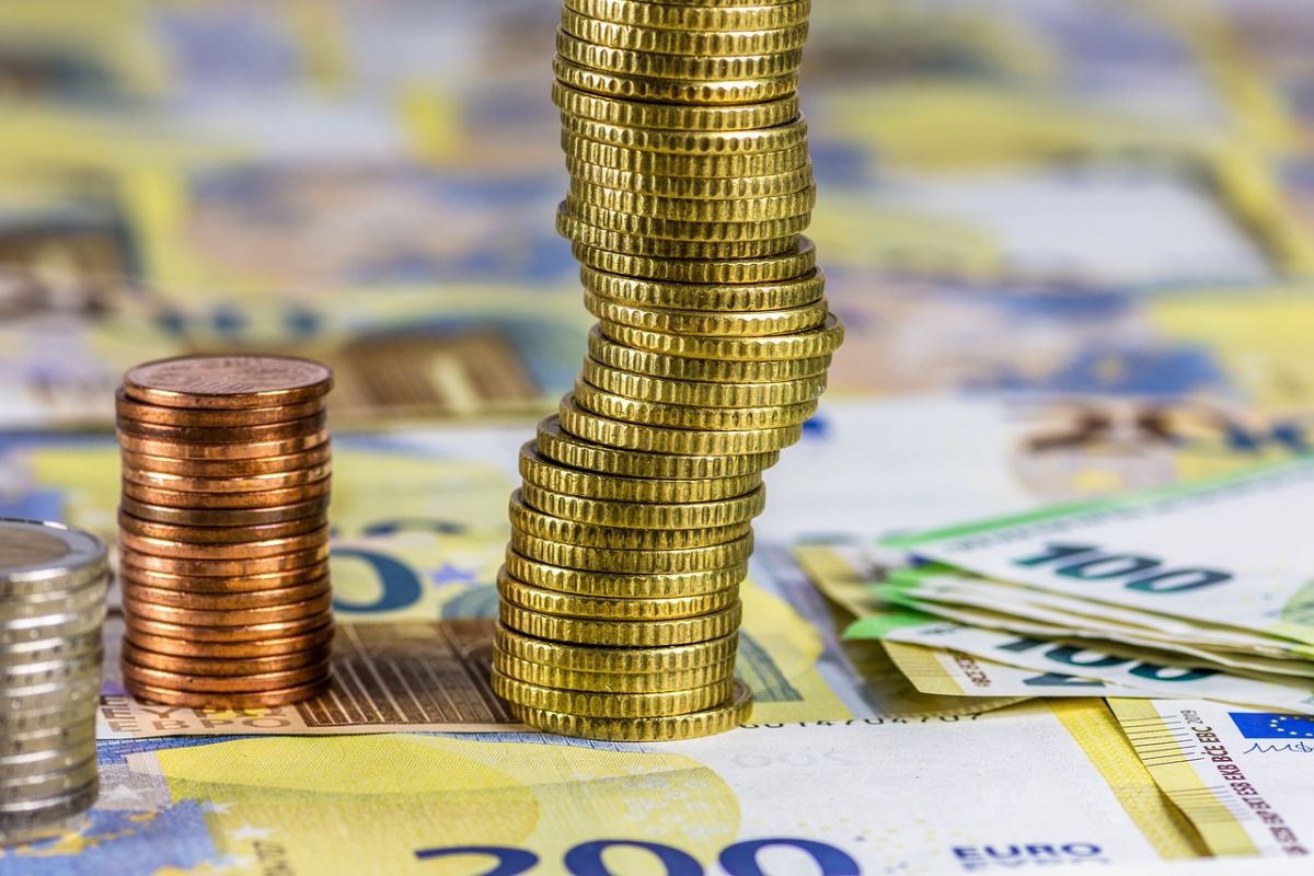 Μετρητά από το… στρώμα πάνω από 300.000 ευρώ αναγνώρισε η Εφορία