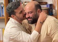 Παντελής Τουτουντζής: Παντρεύτηκε στα λευκά τον αγαπημένο του στην Κρήτη – Κουμπάρα η Ελένη Φουρέιρα
