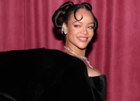 Η σέξι εμφάνιση της Ριάνα στο καρναβάλι των Μπαρμπέιντος -Καλυμμένη με φτερά, άφησε λίγα στη φαντασία