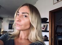 Ρούλα Ρέβη: Ποζάρει τόπλες στην παραλία και την φωτογραφίζει ο Αποστόλης Τότσικας