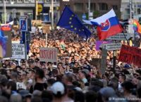 Οι Σλοβάκοι ξεσηκώνονται ενάντια στον αυταρχισμό