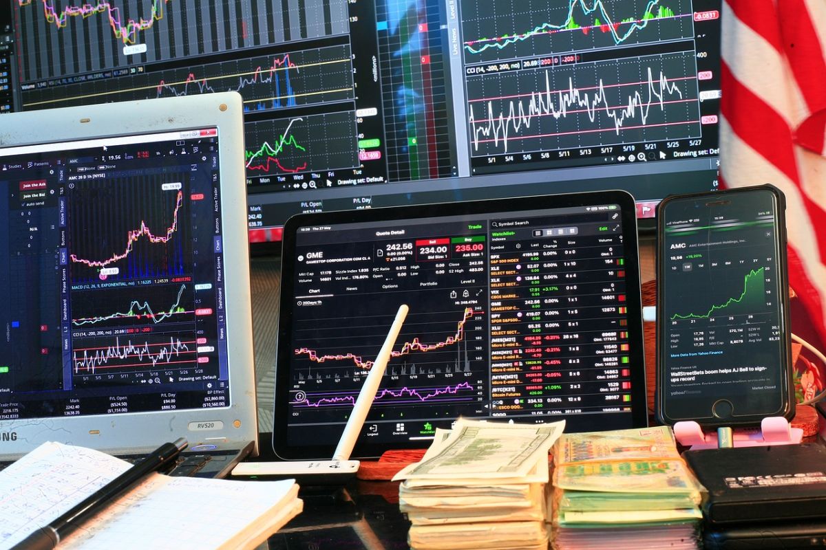 Η αιτία πίσω από τη «Μαύρη Δευτέρα» στα χρηματιστήρια: Ξεπούλημα μετοχών σε παγκόσμιο επίπεδο