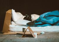 Γαλλία: Περισσότερα από 2.000 παιδιά κοιμούνται στο δρόμο