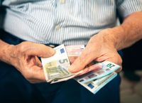 Φορολογικός κλοιός για αναδρομικά μισθών και συντάξεων